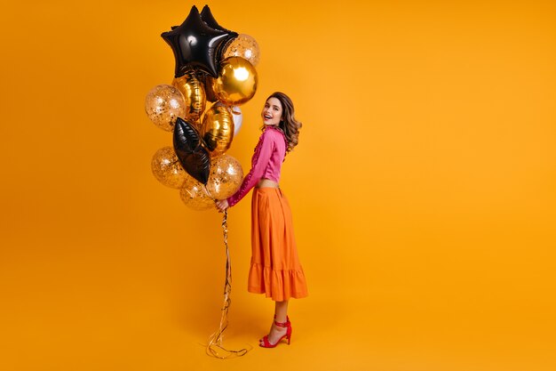 Photo en pied d'une femme fascinante appréciant la fête