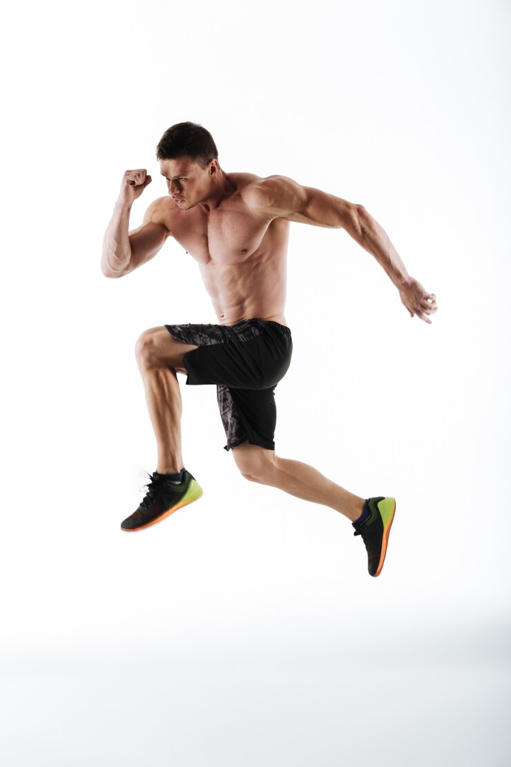 Photo gratuit photo pleine longueur de jeune homme de sport puissant sautant