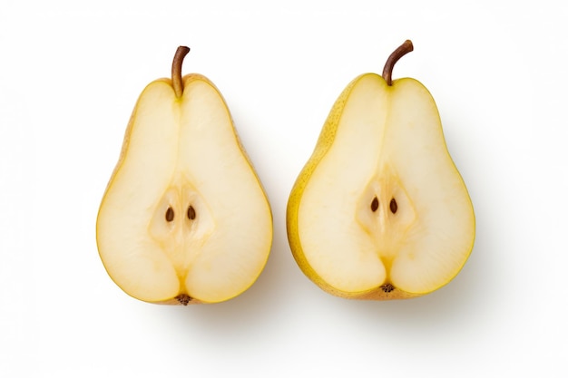 Photo gratuite photo d'une poire coupée en deux sur une vue de face de fond blanc