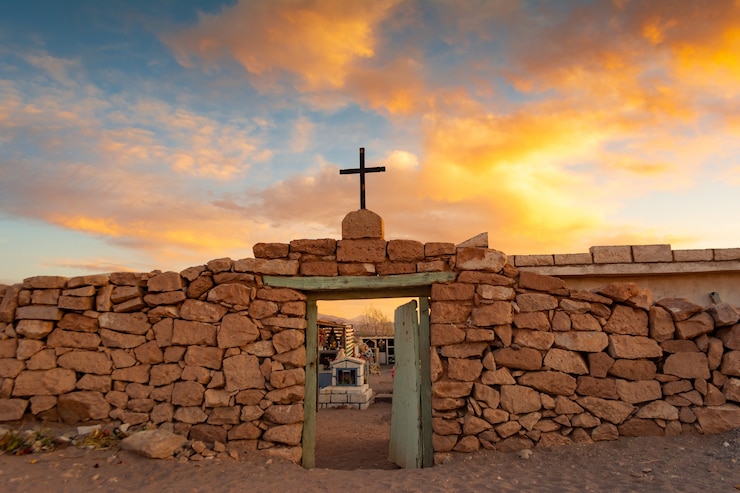 Photo gratuit photo d'une porte antique avec une croix sous le grand ciel