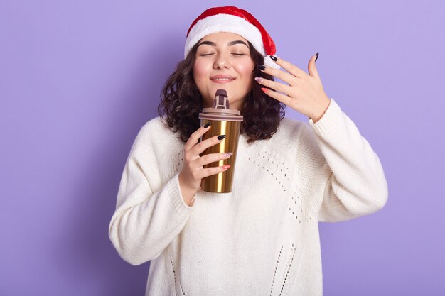 Photo gratuite photo de ravissante jeune fille aux cheveux bouclés paisible fermant les yeux