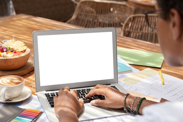 Photo recadrée d'une femme méconnaissable types de texte d'e-mail, examine les actualités sur Internet