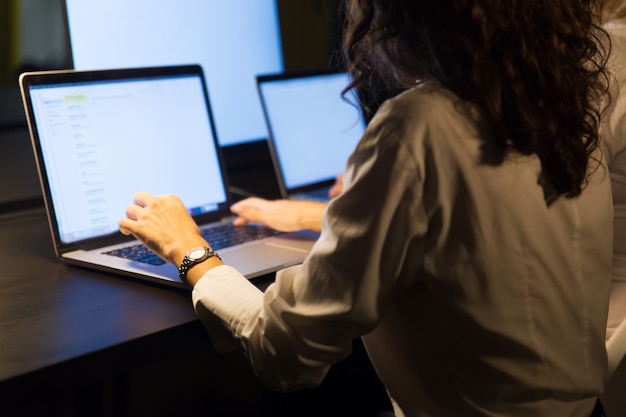 Photo recadrée de femmes d'affaires travaillant avec des ordinateurs portables