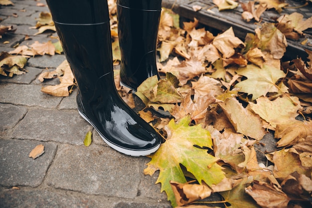 Photo gratuite photo recadrée d'une jeune fille vêtue de bottes en caoutchouc