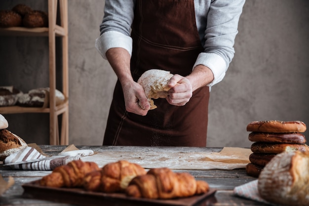 Photo Recadrée De Jeune Homme Boulanger