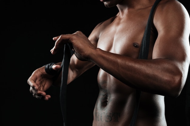 Photo recadrée de mains jeune boxeur afro-américain, vents bandages de boxe