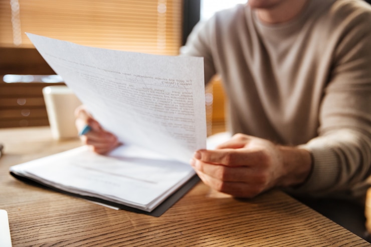 Photo gratuit photo recadrée de séduisant jeune homme au travail de bureau