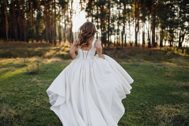 Photo romantique dans la forêt des fées. Belle femme