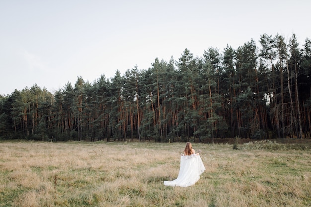 Photo romantique dans la forêt des fées. Belle femme