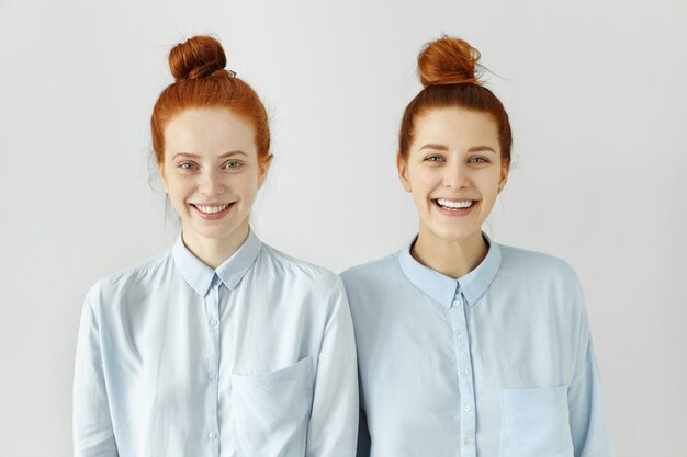 Photo de Studio de deux frères et sœurs de race blanche avec les mêmes petits pains au gingembre