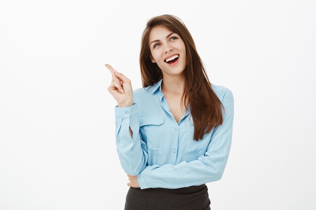 Photo de Studio de femme d'affaires brune rêveuse posant dans le studio