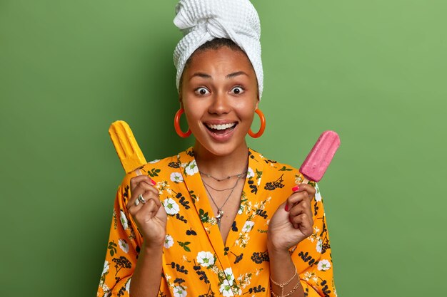 Photo de Studio de femme afro-américaine à la peau sombre sourit positivement