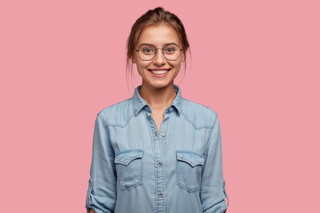 Photo de Studio de femme heureuse souriante a une apparence attrayante