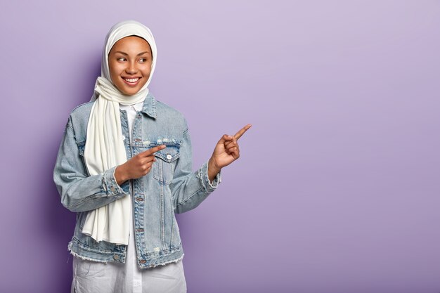 Photo de Studio d'une femme musulmane heureuse pointe de côté