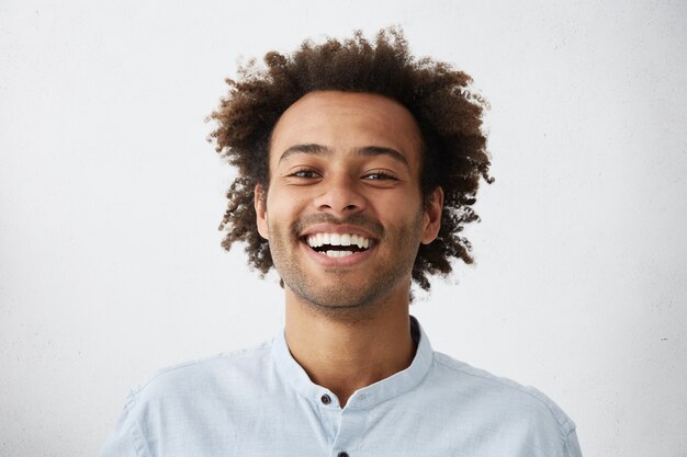 Photo de Studio de jeune étudiant attrayant riant de bonne blague