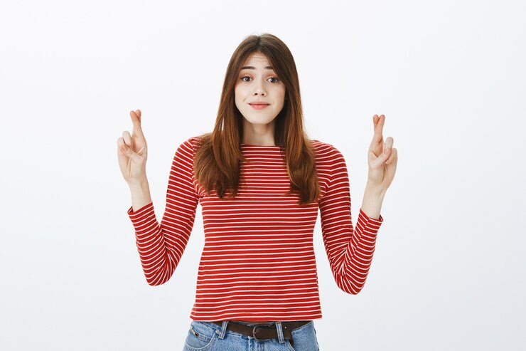 Photo gratuit photo de studio d'une jeune fille brune en tenue décontractée