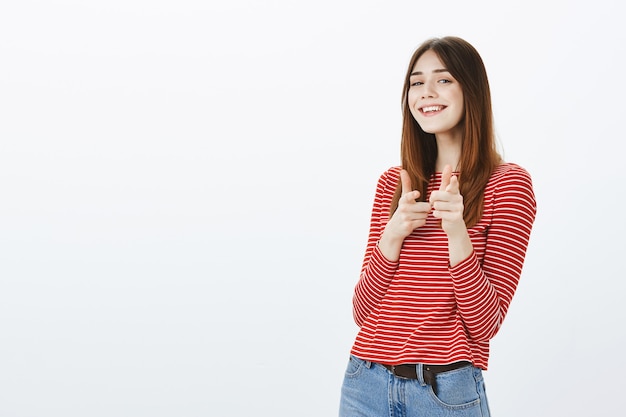 Photo de Studio d'une jeune fille brune en tenue décontractée