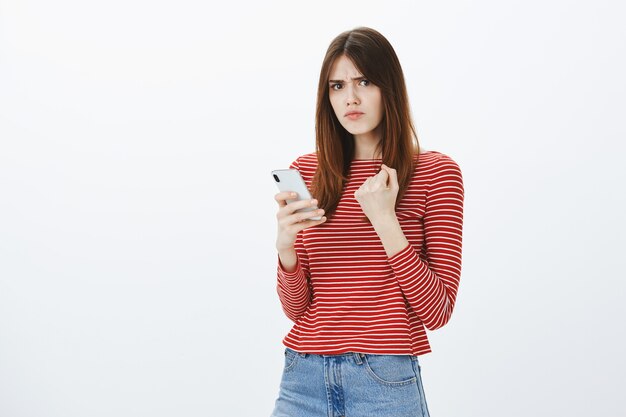 Photo de Studio d'une jeune fille brune en tenue décontractée