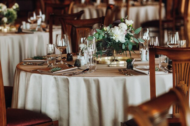 Photo de la table dressée dans le restaurant classique