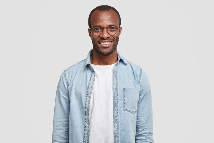 Photo gratuit une photo de taille haute d'un bel homme entrepreneur confiant et joyeux avec un large sourire.