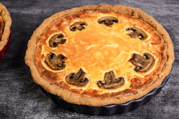 Photo de la tarte aux champignons sur une surface grise