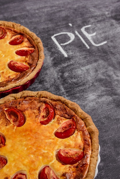 Photo de tartes aux légumes sur une surface grise