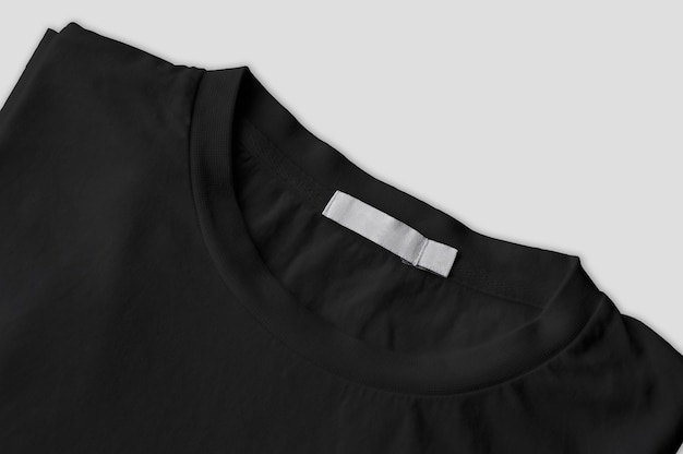 Photo gratuite photo de tshirt noir plié avec étiquette blanche isolée