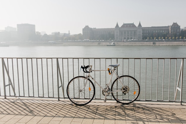 Photo de vélo de sport isolé sur rivière