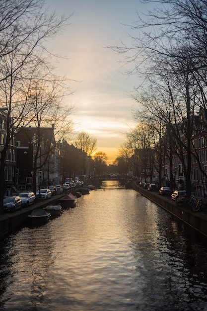 Photo Verticale D'un Coucher De Soleil à Couper Le Souffle Sur La Rivière Dans Le Sud-est D'amsterdam