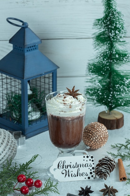 Photo verticale de crème glacée au chocolat frais avec des décorations de Noël.