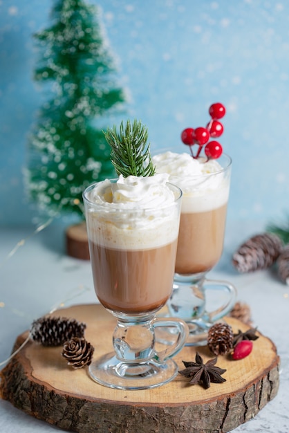 Photo verticale de deux bols de crème glacée sur planche de bois avec des décorations de Noël.