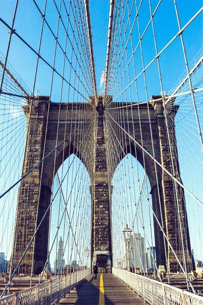 Photo verticale du célèbre pont de Brooklyn pendant la journée à New York City, USA