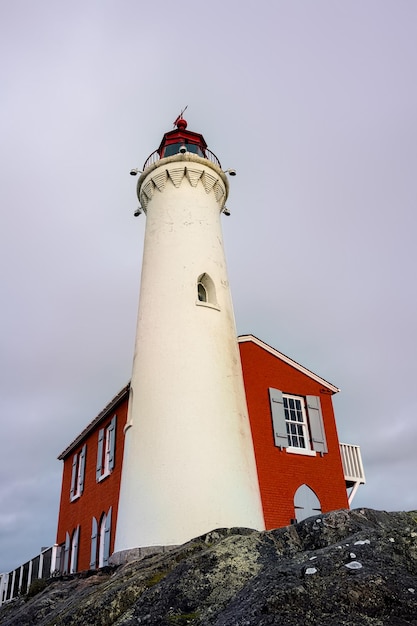 Photo verticale du phare de Fisgard et du lieu historique national de Fort Rodd Hill, Victoria, BC Canada