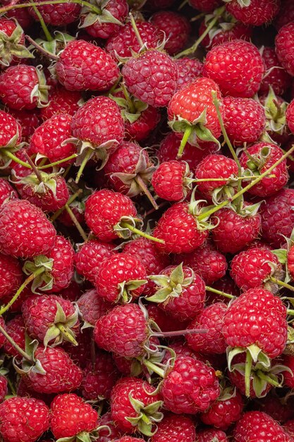 Photo verticale de framboises biologiques fraîches.