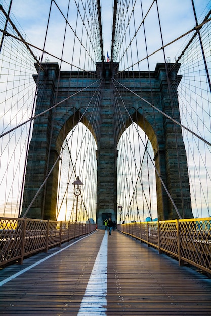 Photo verticale d'un pont de Brooklyn à New York avec un beau coucher de soleil