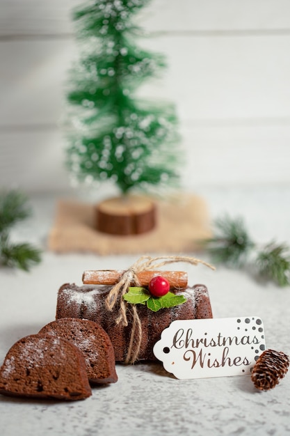 Photo verticale de roulette maison fraîche avec des décorations de Noël.