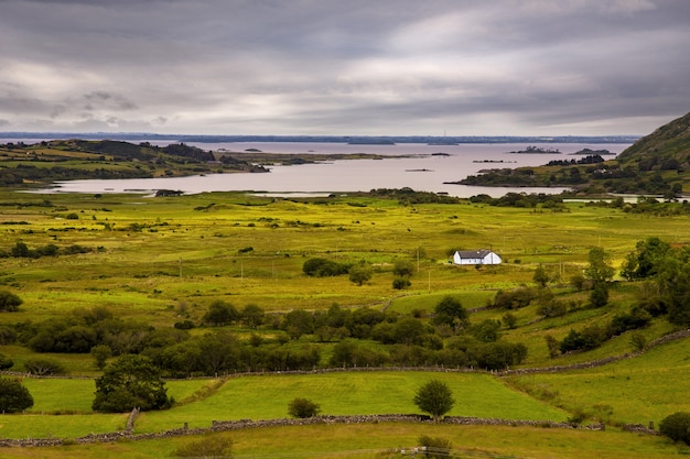 Photo gratuite photo d'une vie solitaire sur l'île de clare, comté de mayo, irlande