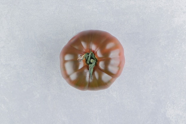 Photo vue de dessus de la tomate, dans la surface blanche