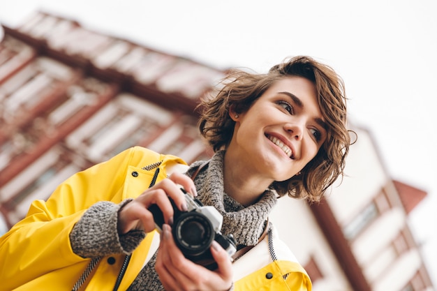 Photographe concentré jeune femme