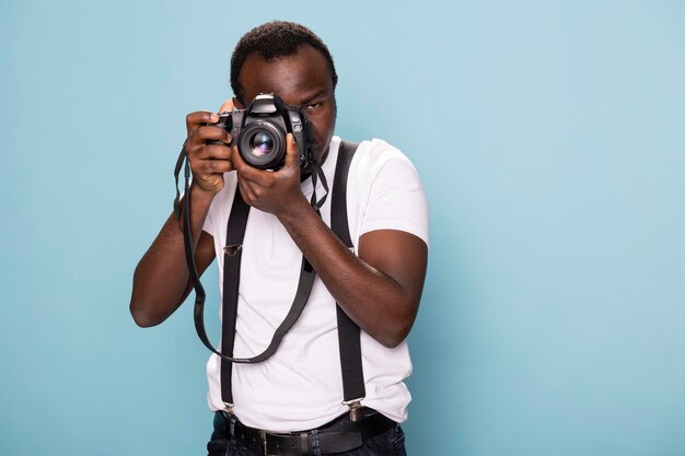 Un photographe confiant à l'aide de son appareil photo