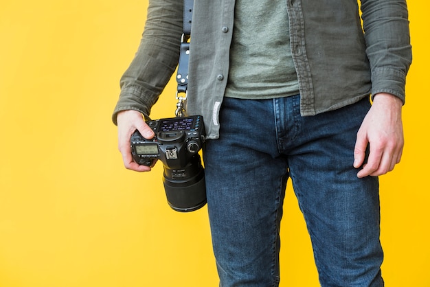Photographe debout avec caméra