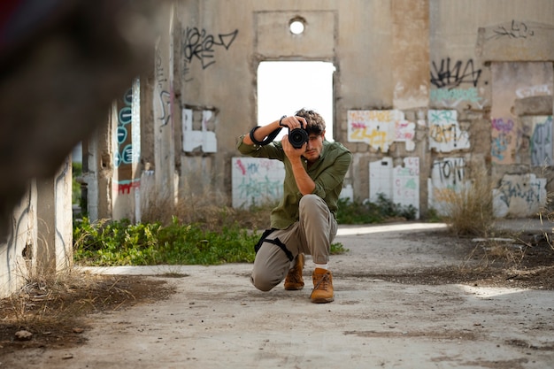 Photo gratuite un photographe explore un lieu abandonné.