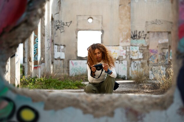 Un photographe explore un lieu abandonné.