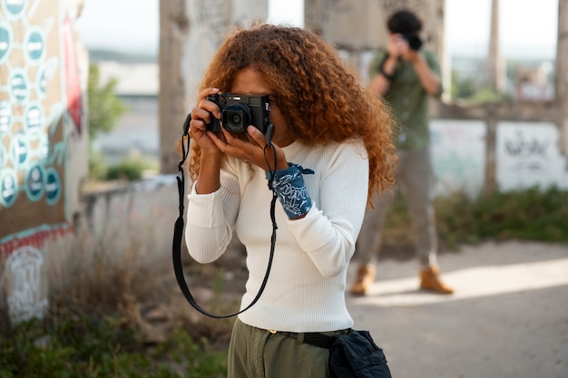 Photo gratuite un photographe explore un lieu abandonné.