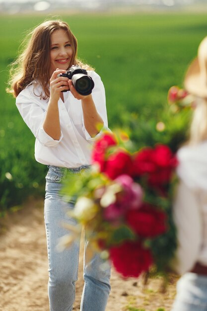 Photographe fait une séance photo pour femme