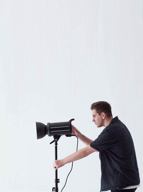 Photographe homme sur le côté à travers la caméra et l'espace de copie