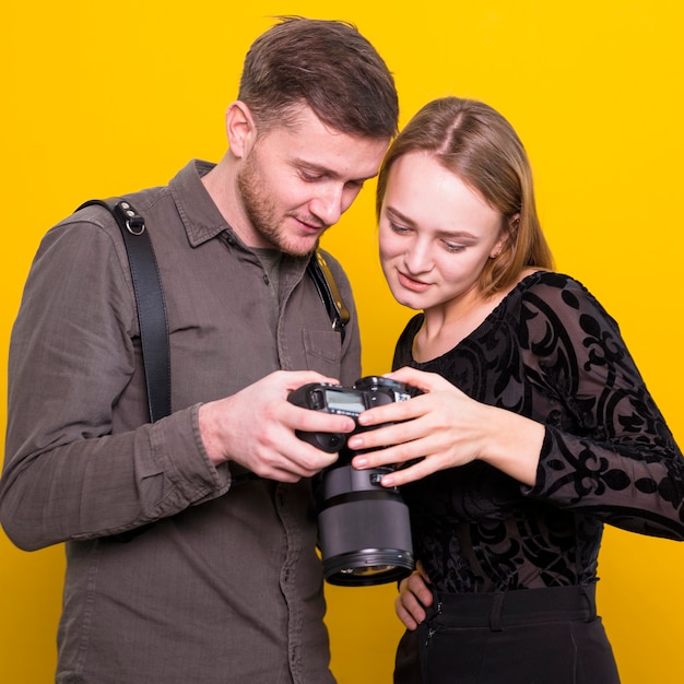 Photographe et mannequin vérifiant des photos sur l&#39;appareil photo