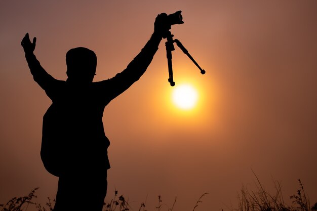 Un photographe photographie l'aube du soleil sur le volcan Batur. Bali, Indonésie