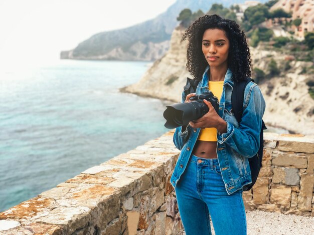 Photographe prenant une photo d'une côte de l'océan