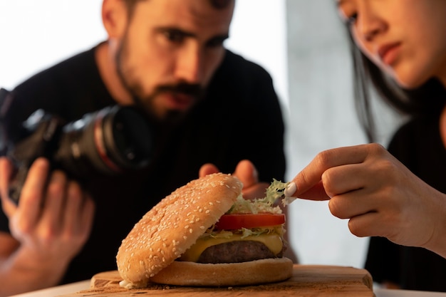 Photographe De Produit Avec Appareil Photo En Studio